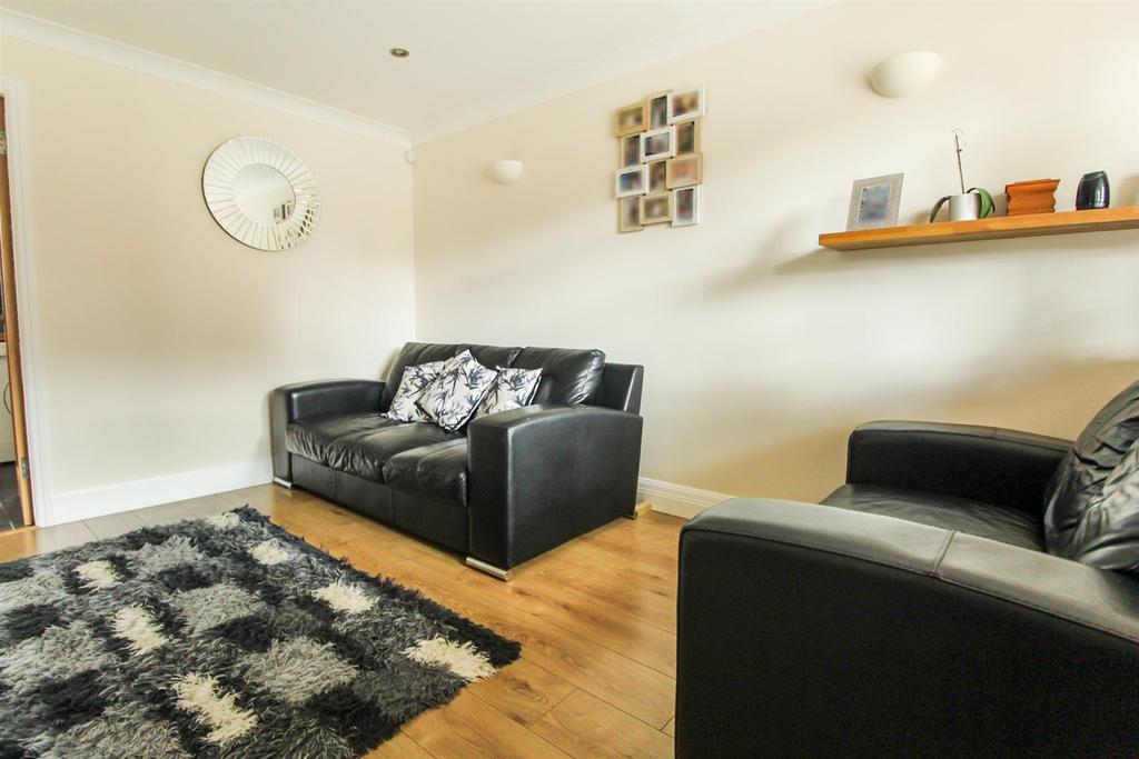 Bader Gardens, Slough 2 bed semidetached house £375,000