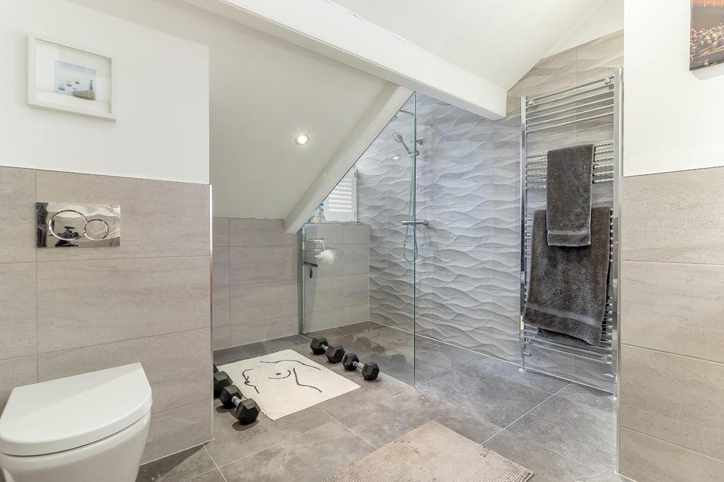 Bedroom 2 Ensuite.jpg