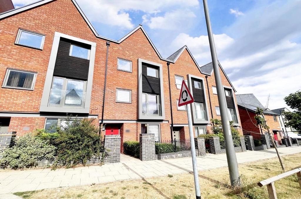 High Street, Upton, Northampton, NN5 4 bed townhouse for sale £325,000