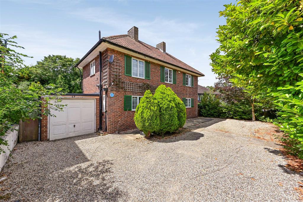 Epsom Lane South, Tadworth 3 bed detached house £2,250 pcm (£519 pw)