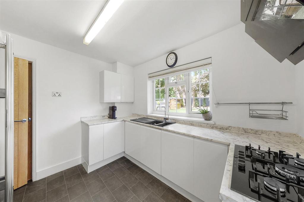 6 Sudbury Hill Close - kt Ny RWNJDVwbg Qd TLF4 Q.jpg
