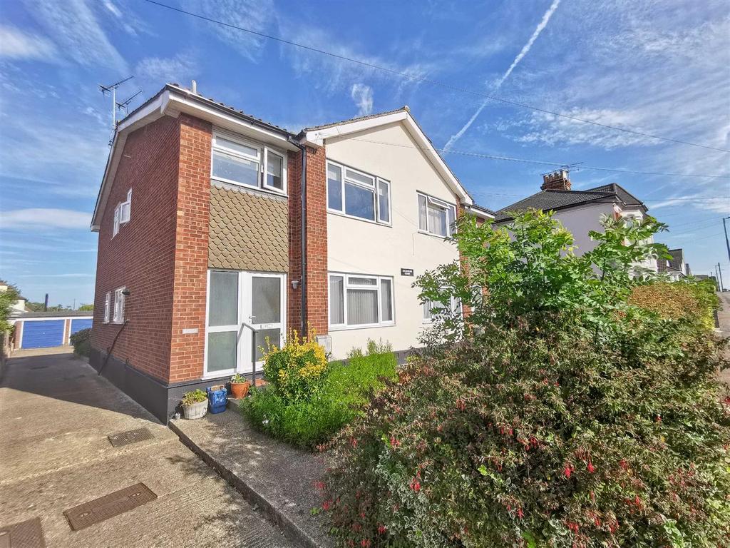 Elmsleigh Drive, Leigh On Sea 2 bed flat £270,000