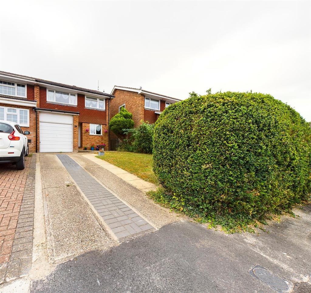 Coates Close, Basingstoke 3 bed semidetached house £340,000