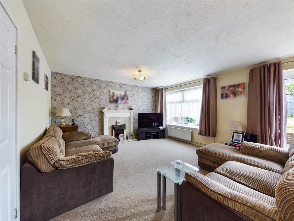 Coates Close, Basingstoke 3 bed semidetached house £340,000
