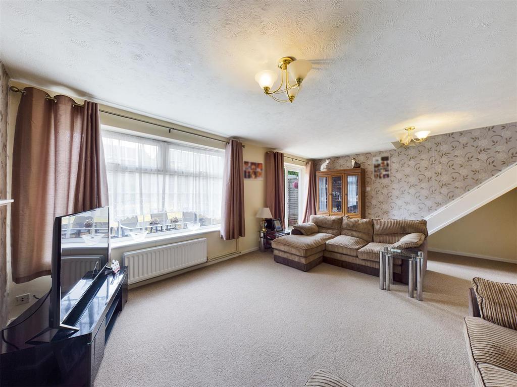 Coates Close, Basingstoke 3 bed semidetached house £340,000