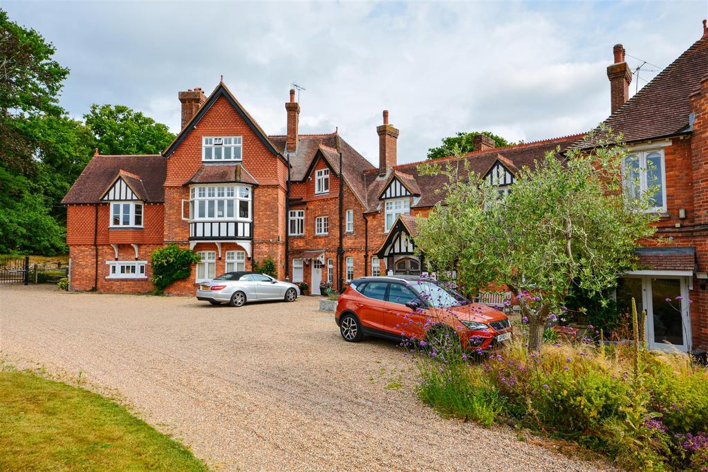 Wheel Lane, Westfield 1 bed apartment £250,000