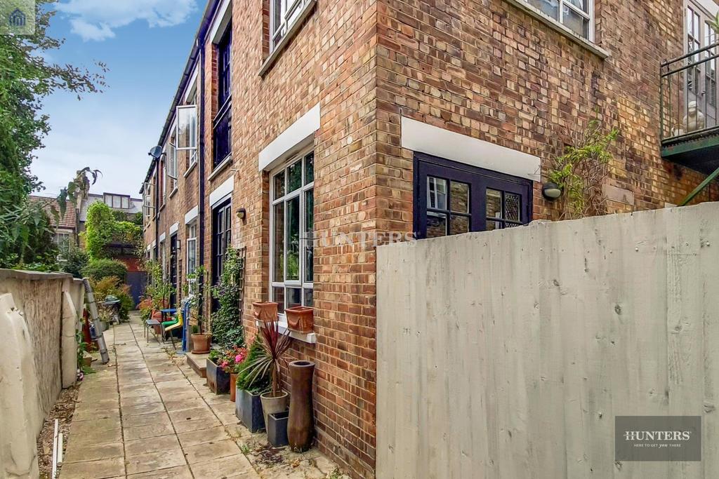 Phoenix Mews, Stamford Hill, N16 5TU 2 bed end of terrace house for sale £825,000