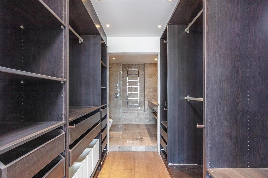 Walking-In Wardrobe