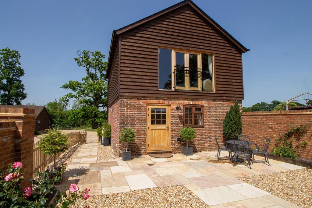 Paddockhurst Lane, Haywards... 2 bed detached house £2,000