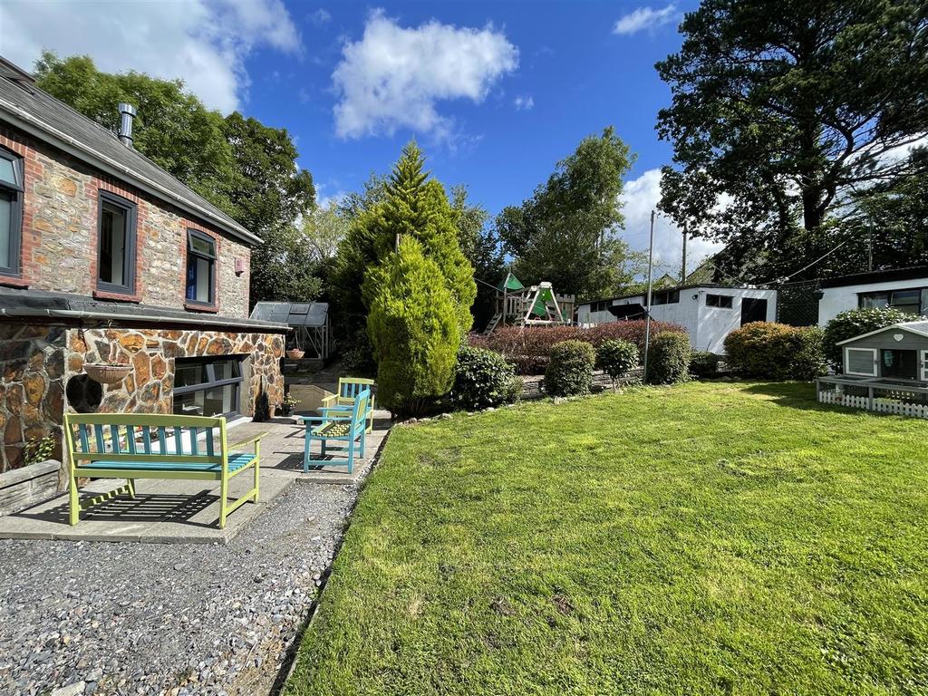 Cwmgwili, Llanelli 3 bed property with land £475,000