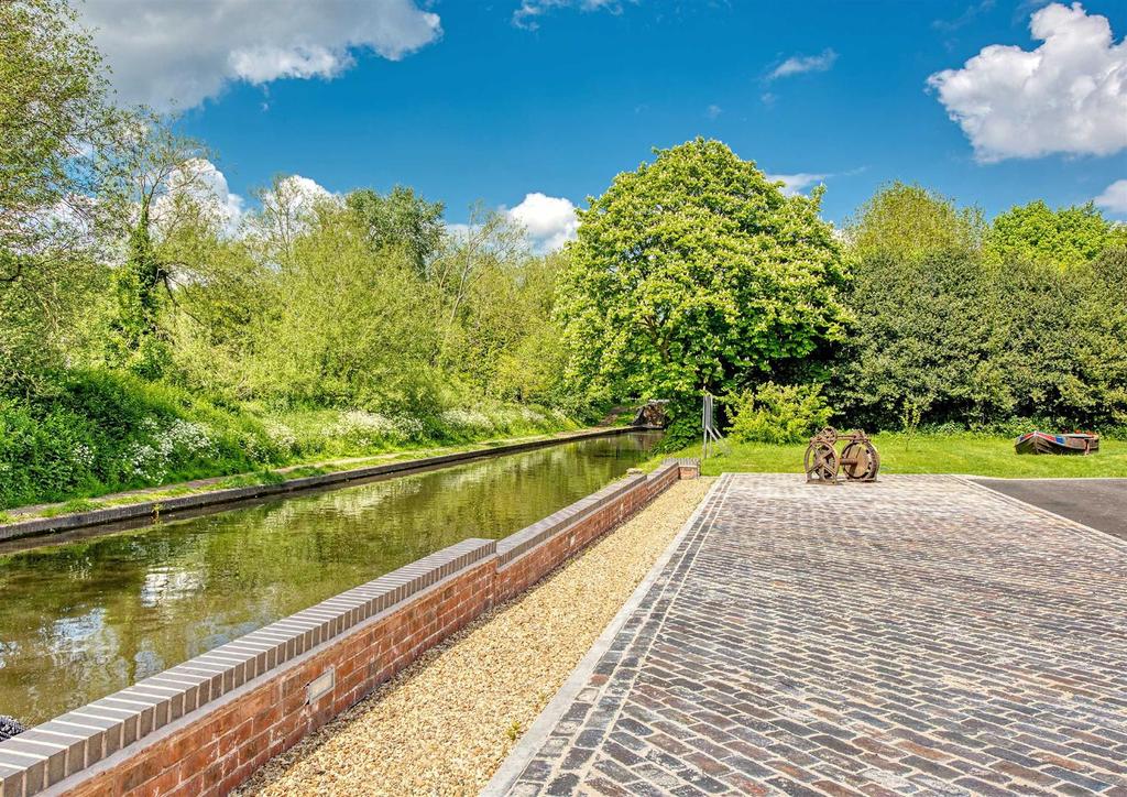 1 The Boatyard, Compton, Wolverhampton 2 bed apartment £1,200 pcm (£