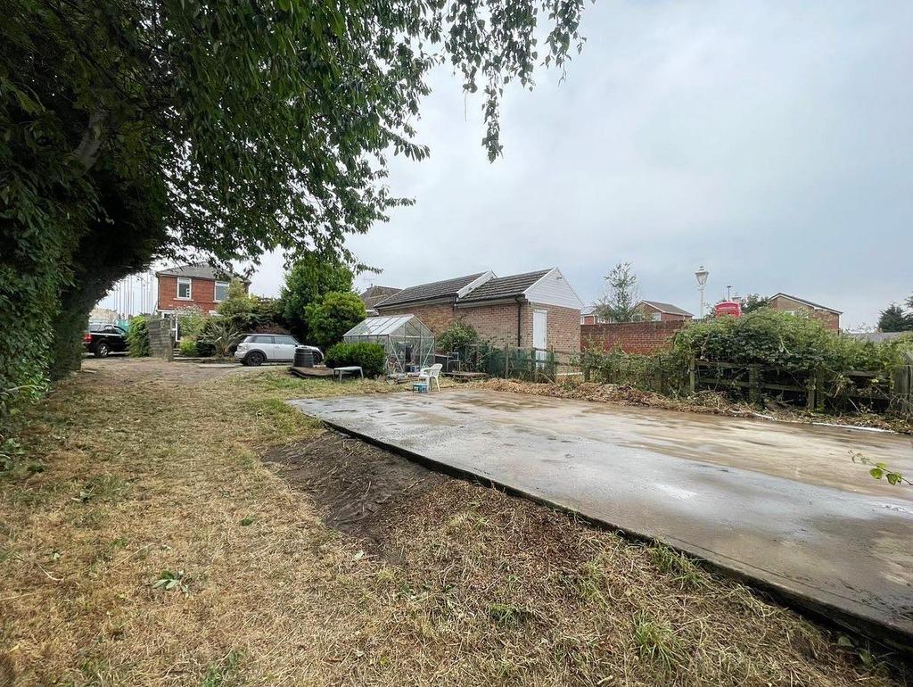 Weet Shaw Lane, Cudworth, Barnsley 3 bed detached house £270,000