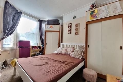4 bedroom terraced house for sale - Meads Lane, Ilford
