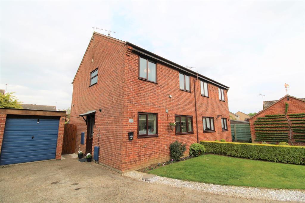 Darcy Close, Bury St. Edmunds 3 bed semidetached house £320,000