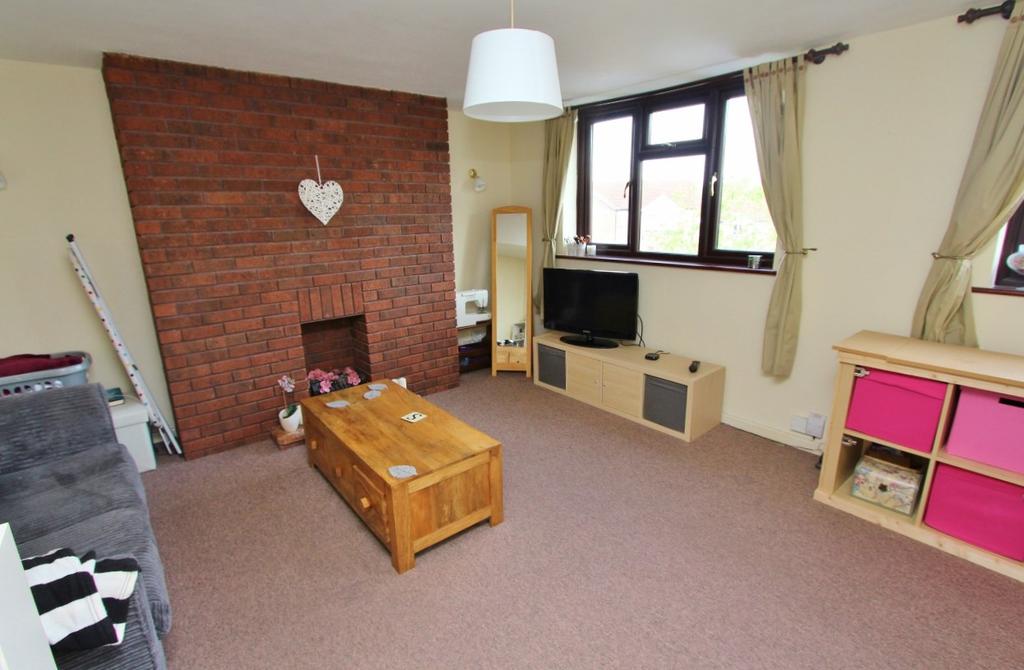 St Clements Road, Keynsham, Bristol... 2 bed flat £850 pcm (£196 pw)