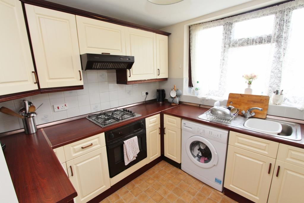 St Clements Road, Keynsham, Bristol... 2 bed flat £850 pcm (£196 pw)