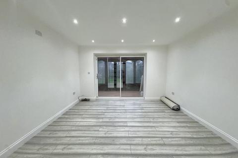 3 bedroom terraced house to rent, Chatsworth Road,  Hayes, UB4