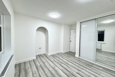 3 bedroom terraced house to rent, Chatsworth Road,  Hayes, UB4