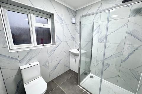 3 bedroom terraced house to rent, Chatsworth Road,  Hayes, UB4