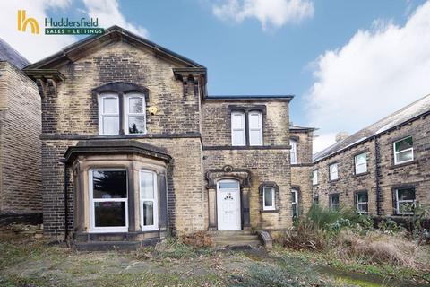 4 bedroom detached house to rent, Church Street, Huddersfield