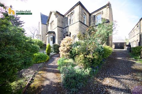 4 bedroom detached house to rent, Church Street, Huddersfield