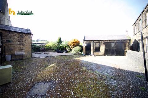 4 bedroom detached house to rent, Church Street, Huddersfield