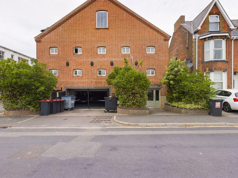 The Maltings, Roper Road, Canterbury CT2 7DQ 2 bed apartment £1,050