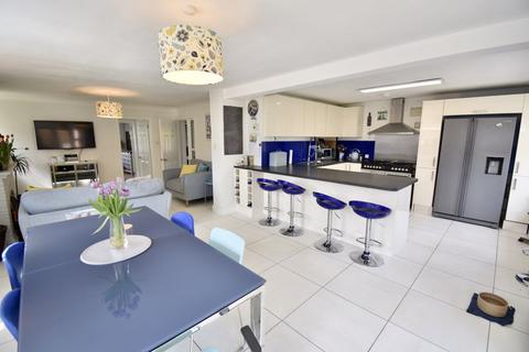 4 bedroom detached house for sale - BOOKHAM - MODERNISED 4 BEDROOM CHALET STYLE HOUSE -  SOUGHT AFTER ROAD
