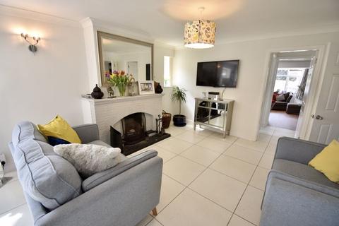 4 bedroom detached house for sale - BOOKHAM - MODERNISED 4 BEDROOM CHALET STYLE HOUSE -  SOUGHT AFTER ROAD