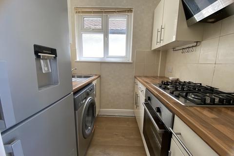 2 bedroom flat to rent - Lynmouth Avenue, SM4 4RZ