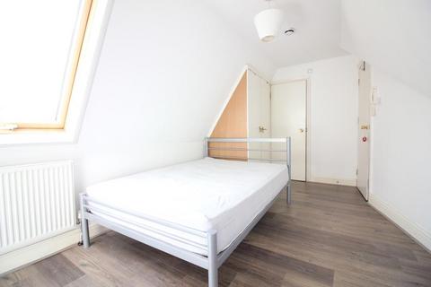 Studio to rent, Madeley Road, London