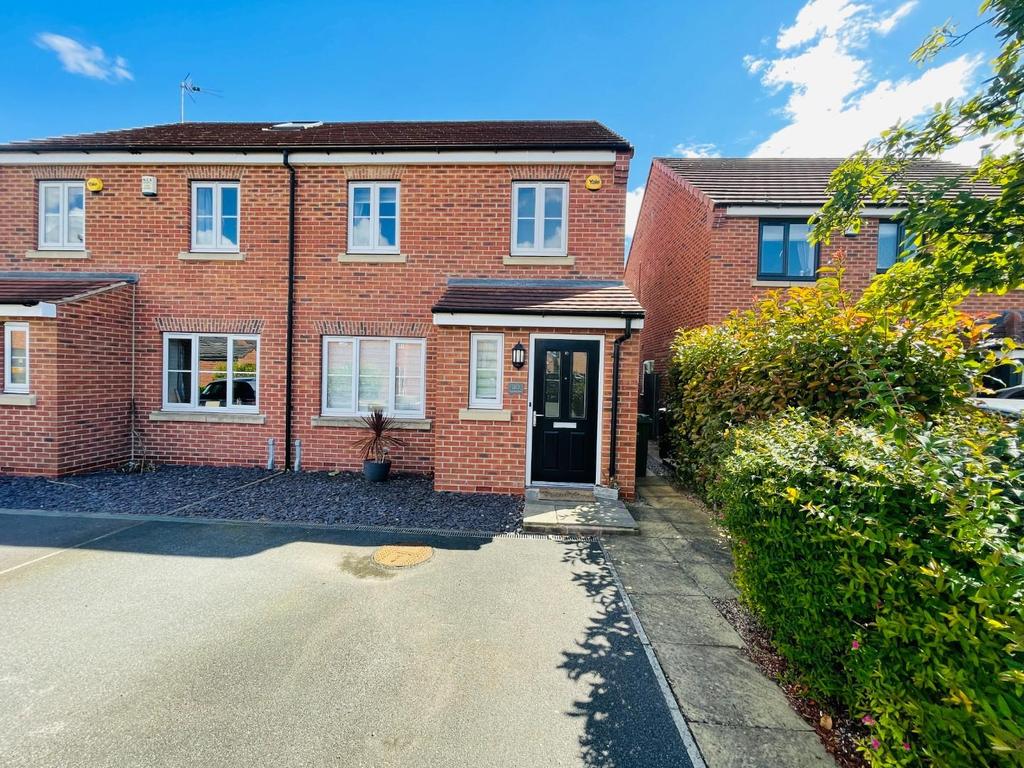 Southlands Close, South Milford, Leeds 3 bed semidetached house for