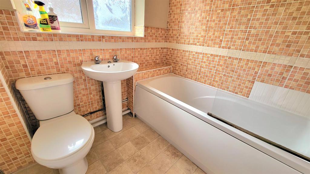YrYsfa, Maesteg 3 bed detached house £695 pcm (£160 pw)