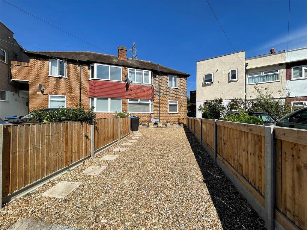 Deer Park Gardens, Mitcham 2 bed £300,000