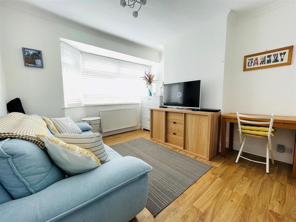 Deer Park Gardens, Mitcham 2 bed £300,000