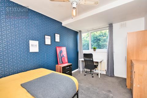 4 bedroom maisonette to rent, Off Burdett Road,, Mile End, London, E3