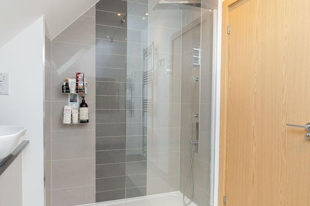 En-Suite (Principal Bedroom)