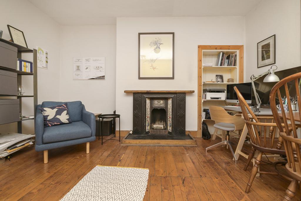 40/1 Ellen's Glen Loan, Edinburgh... 1 bed ground floor flat £125,000