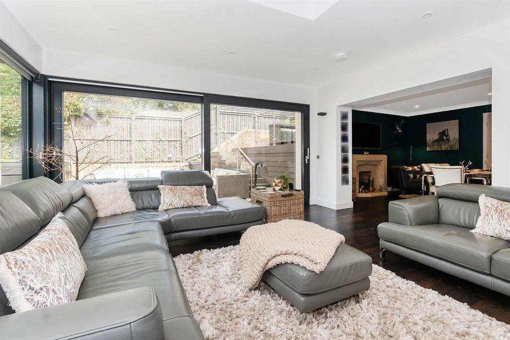 14 Blackwood Green, Pitreavie Castle, Dunfermline, KY11 8QG 4 bed