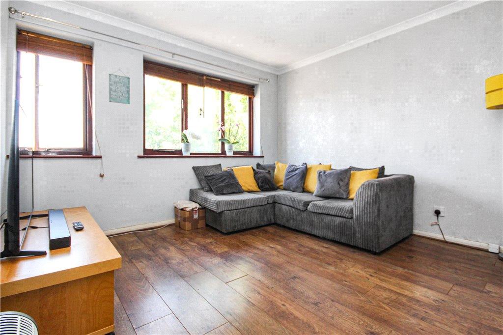 Scotts Avenue, SunburyonThames, Surrey, TW16 2 bed apartment £1,150