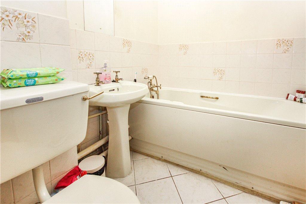 Scotts Avenue, SunburyonThames, Surrey, TW16 2 bed apartment £1,150