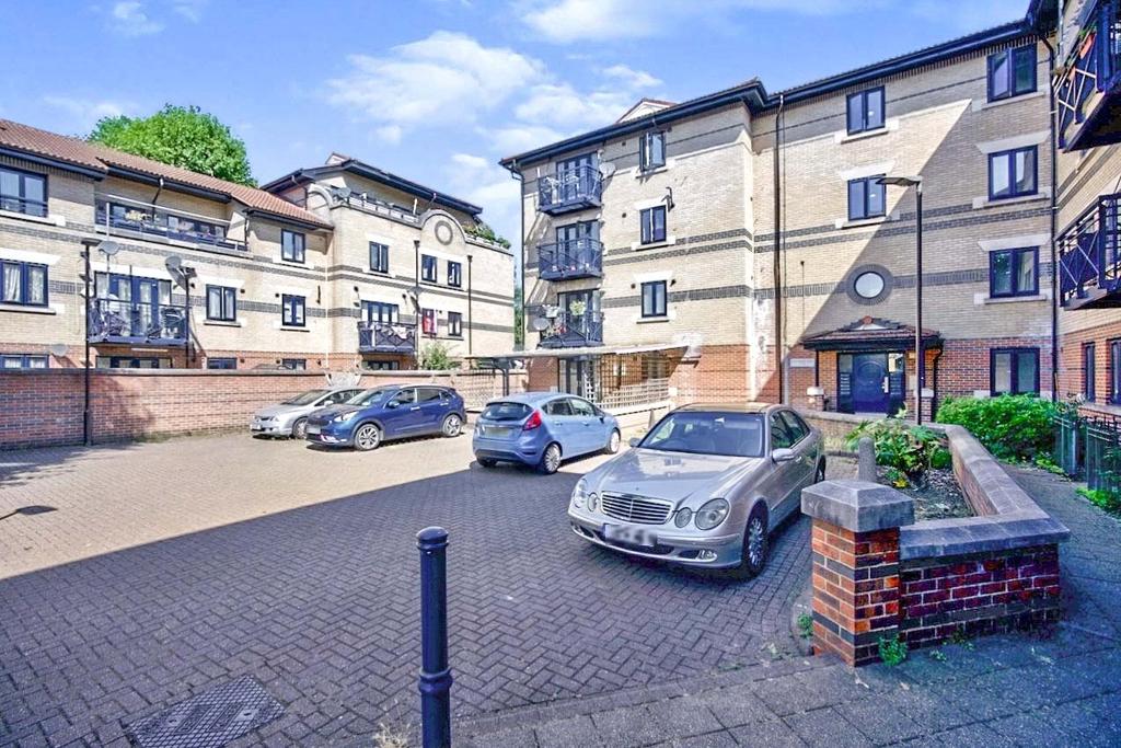 Sunningdale Close, London, SE16 1 bed apartment £270,000