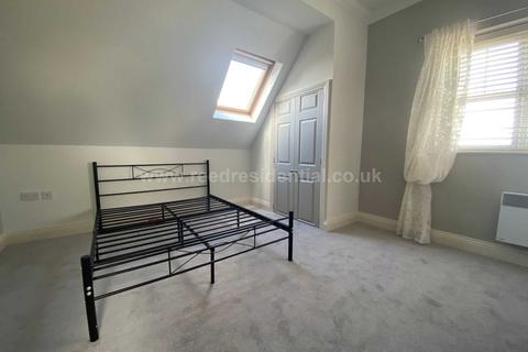 2 bedroom penthouse to rent - Hart Road, Benfleet