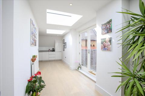 Flat 7, 8 North Common Road, London, W5 2QB