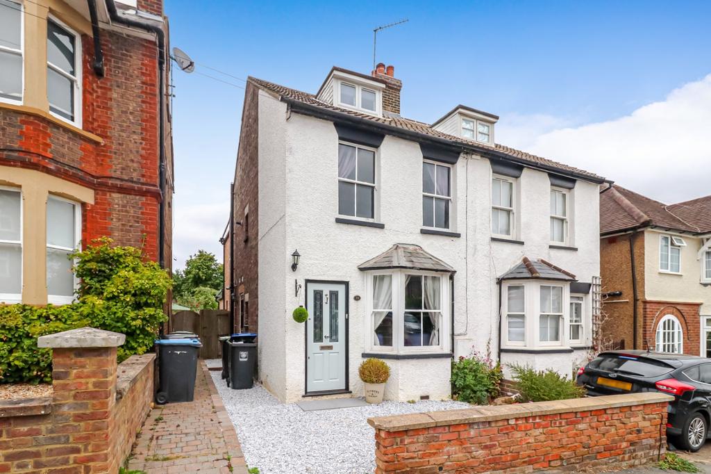 Vicarage Lane, Kings Langley, Herts, WD4 3 bed semidetached house £