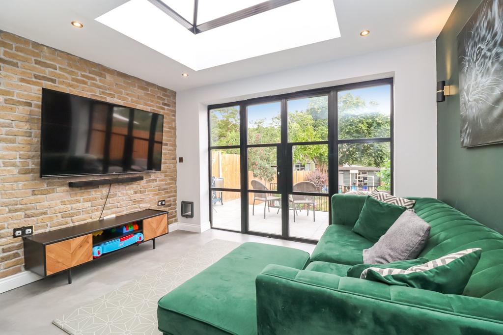 Vicarage Lane, Kings Langley, Herts, WD4 3 bed semidetached house £