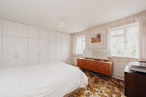 20 West Farm Drive, Ashtead, KT21 2LB