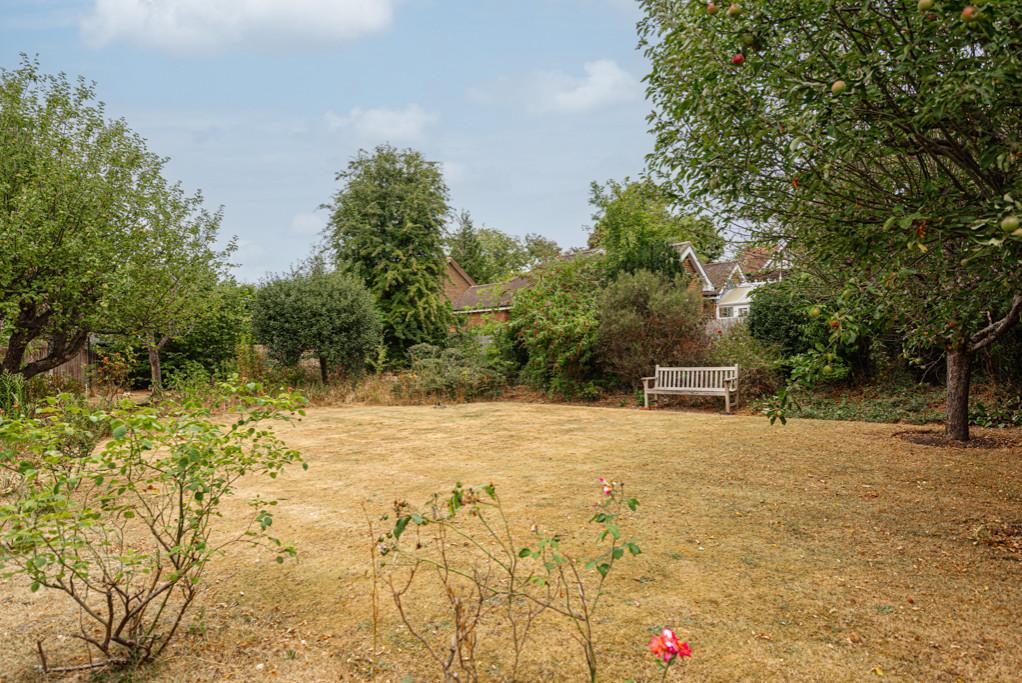 Ashtead 4 bed detached house £950,000