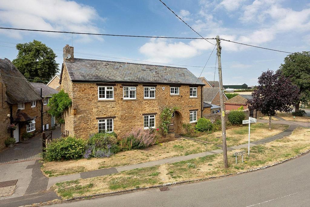 High Street, Milton Malsor, Northamptonshire, NN7 3 bed house £1,650