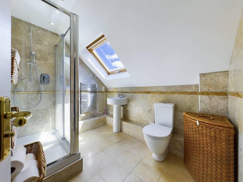 En Suite Shower Room to Bedroom 1